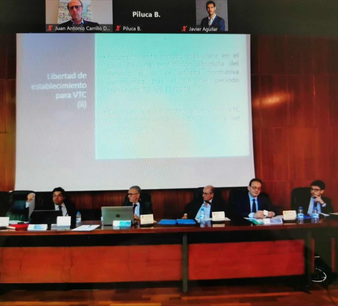 Juan Antonio Carrillo Donaire modera la mesa redonda sobre "Las nuevas industrias"